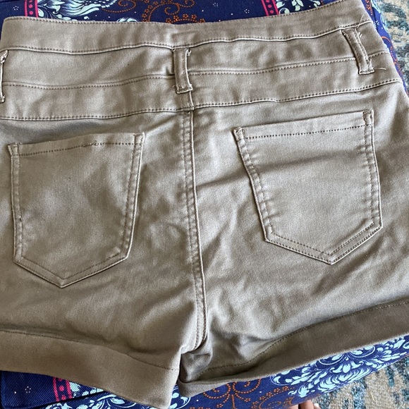 Refuge tan stretchy high waisted shorts size 8 - Picture 4 of 5